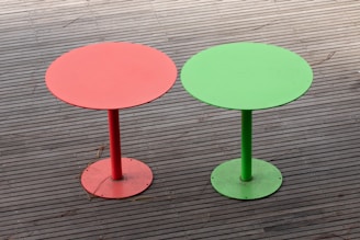 red and green round table