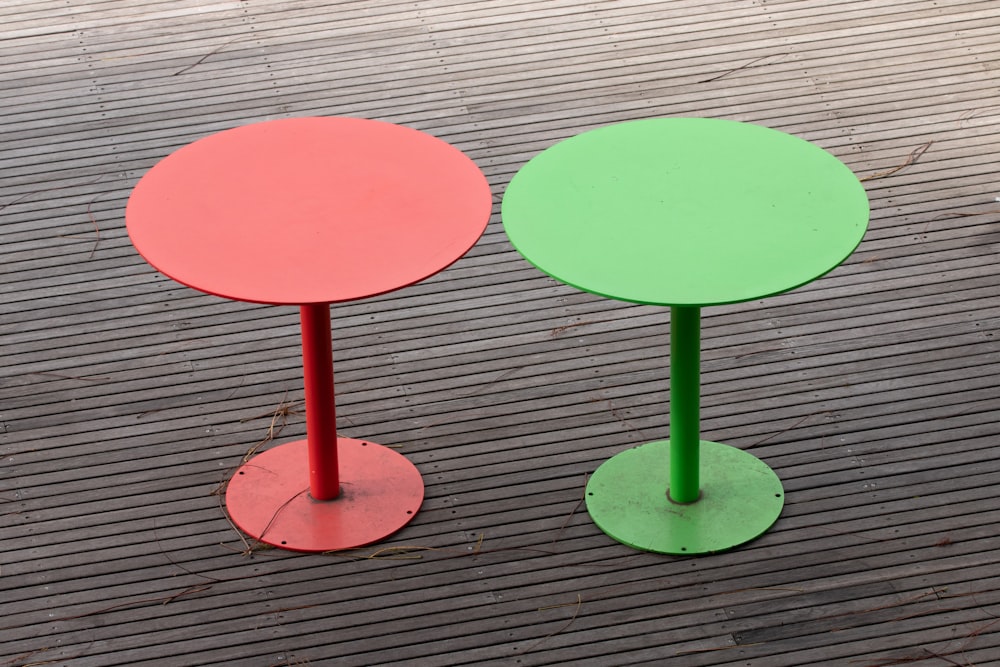 red and green round table