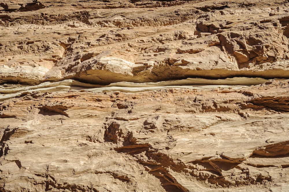 Formación de rocas marrones durante el día