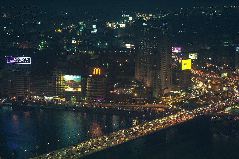 Horizonte de la ciudad durante la noche