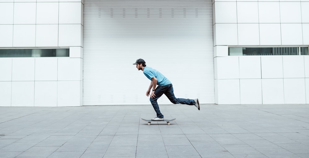 homme en t-shirt bleu et jean bleu faisant des pompes