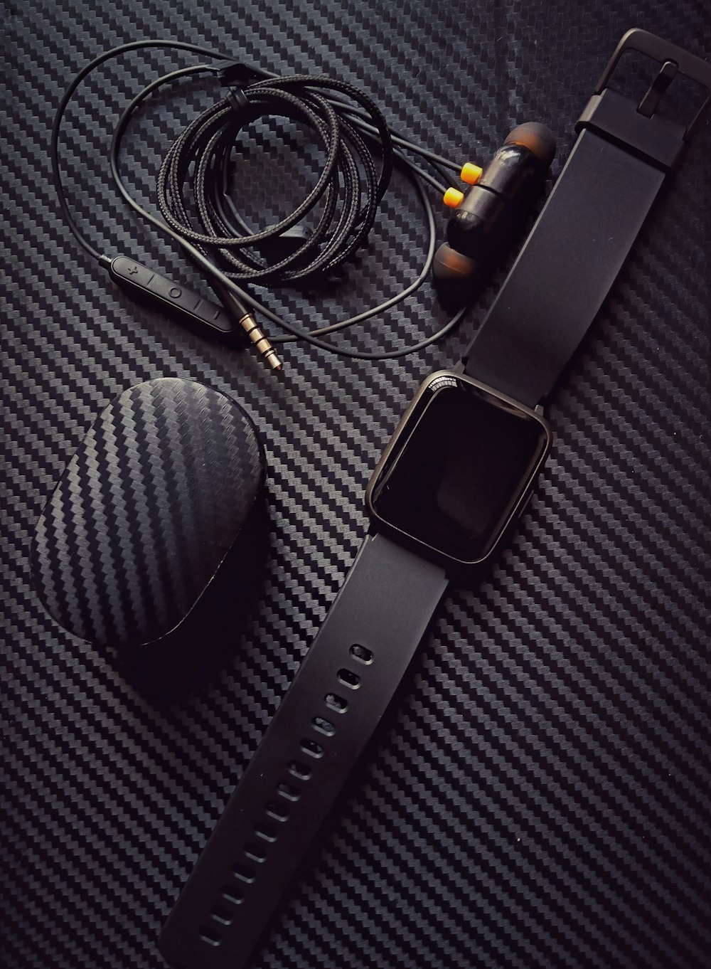 Boîtier en aluminium argenté Apple Watch avec bracelet sport noir