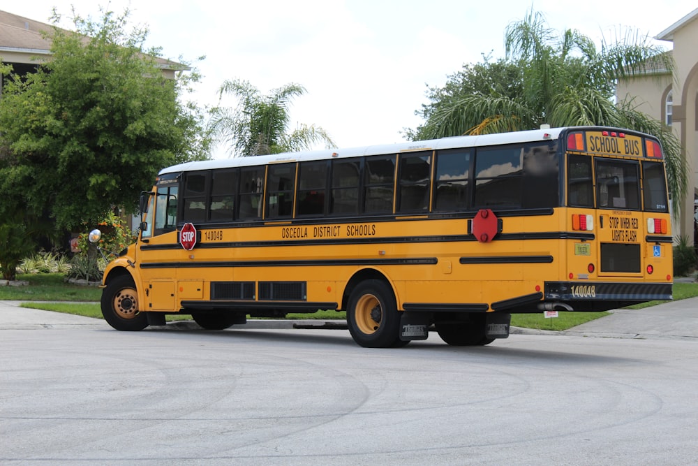 ônibus escolar amarelo na estrada durante o dia