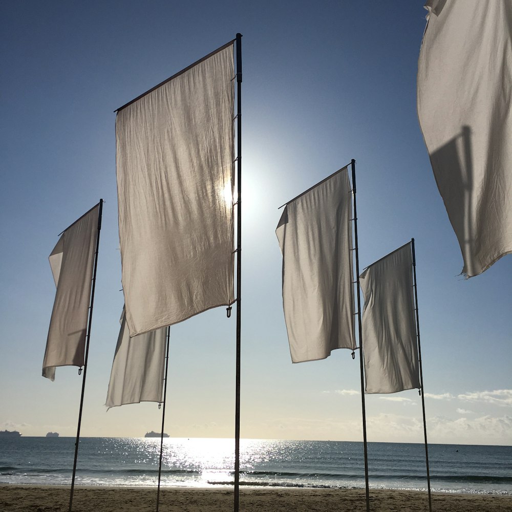 textile blanc accroché à du fil pendant la journée