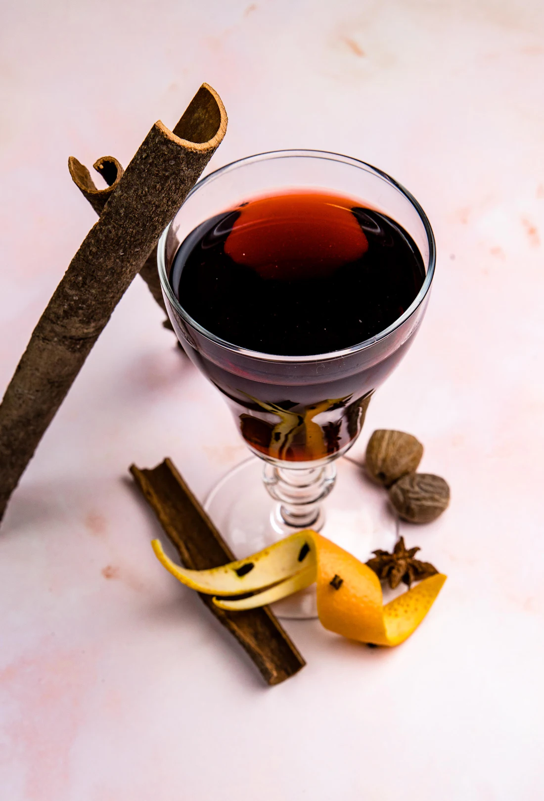 Een glas met een warm drankje