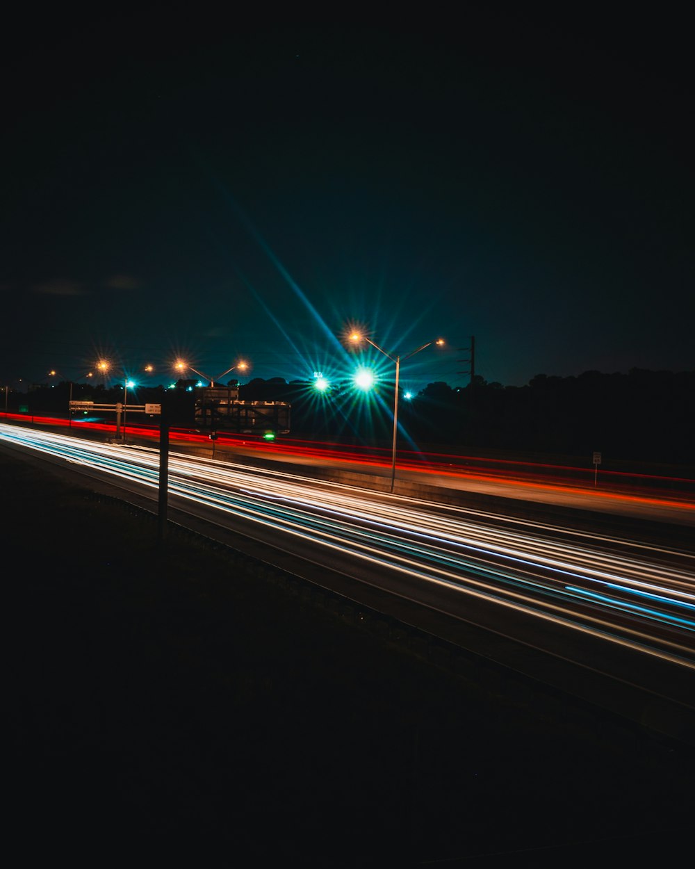 luz vermelha e verde na estrada durante a noite