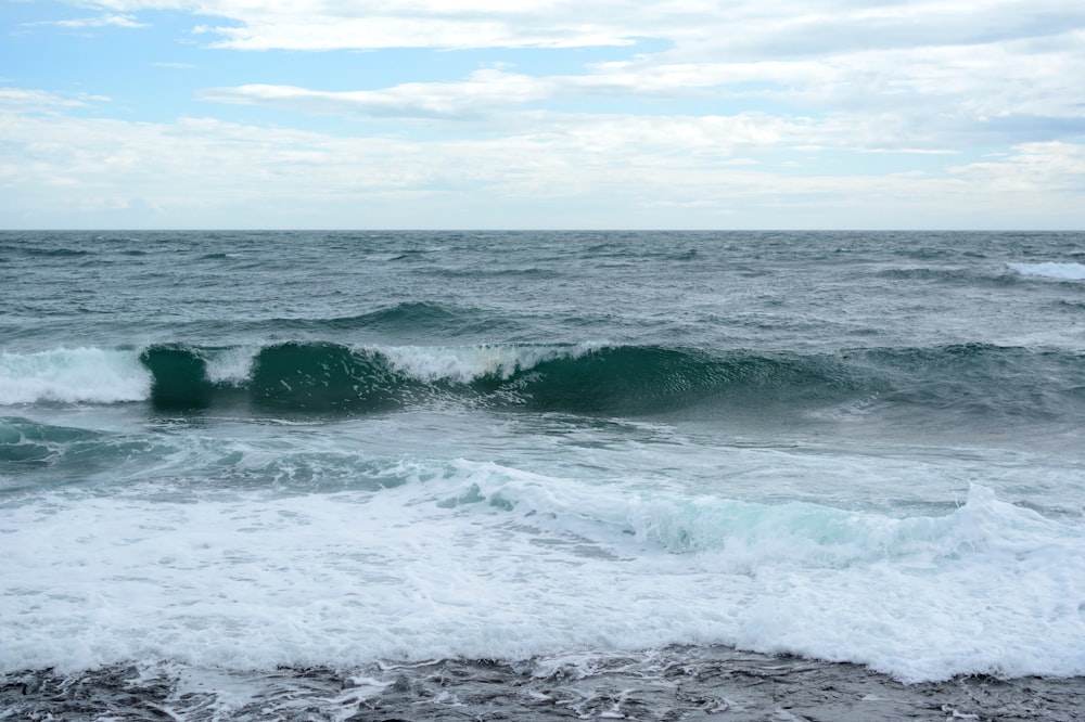 Les vagues de l’océan s’écrasent sur le rivage pendant la journée