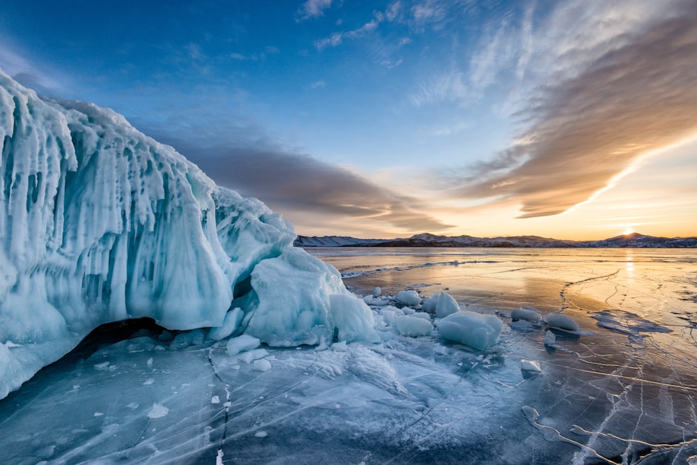 formación de hielo en el cuerpo de agua bajo el cielo azul durante el día