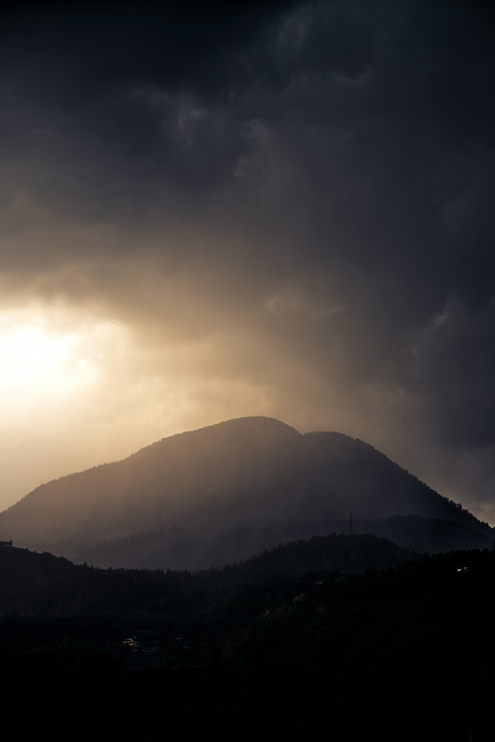 Silueta de la montaña durante la puesta del sol