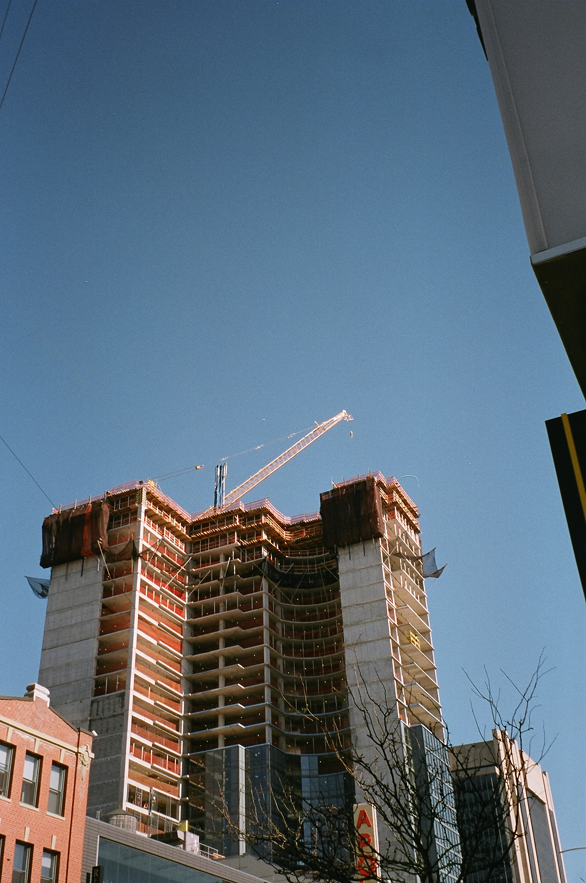 gray computer monitor