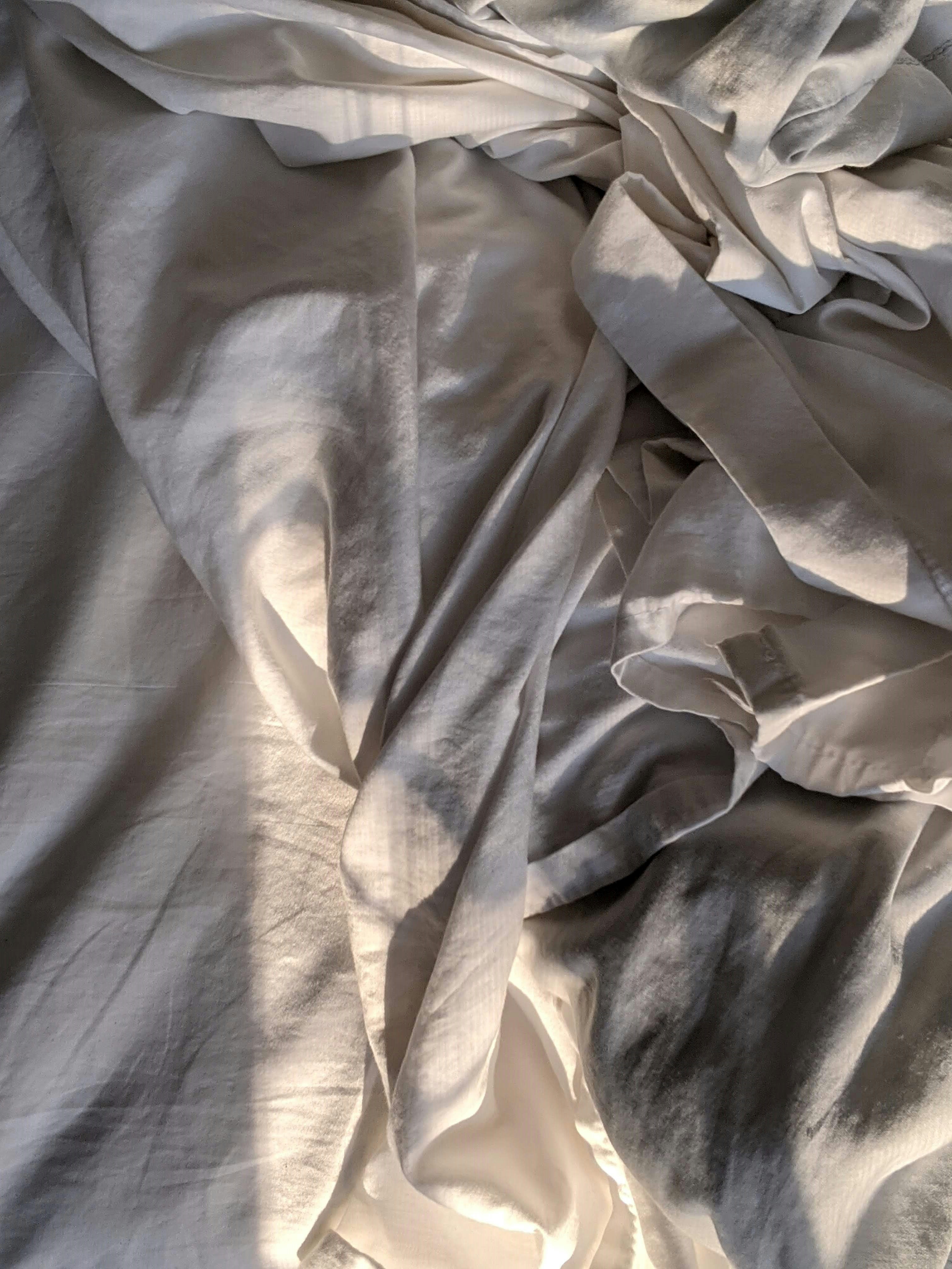 graues Textil auf weißem Textil