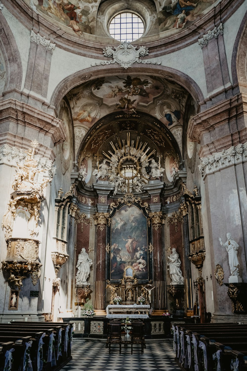 白と茶色の大聖堂の内部