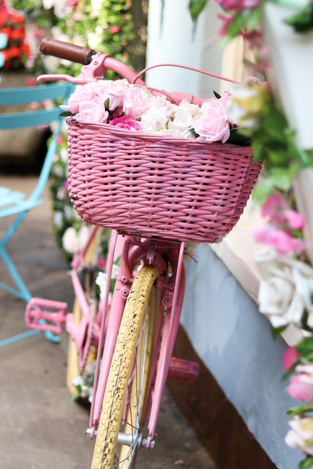 rosa und weiße Blüten in rosa geflochtenem Korb