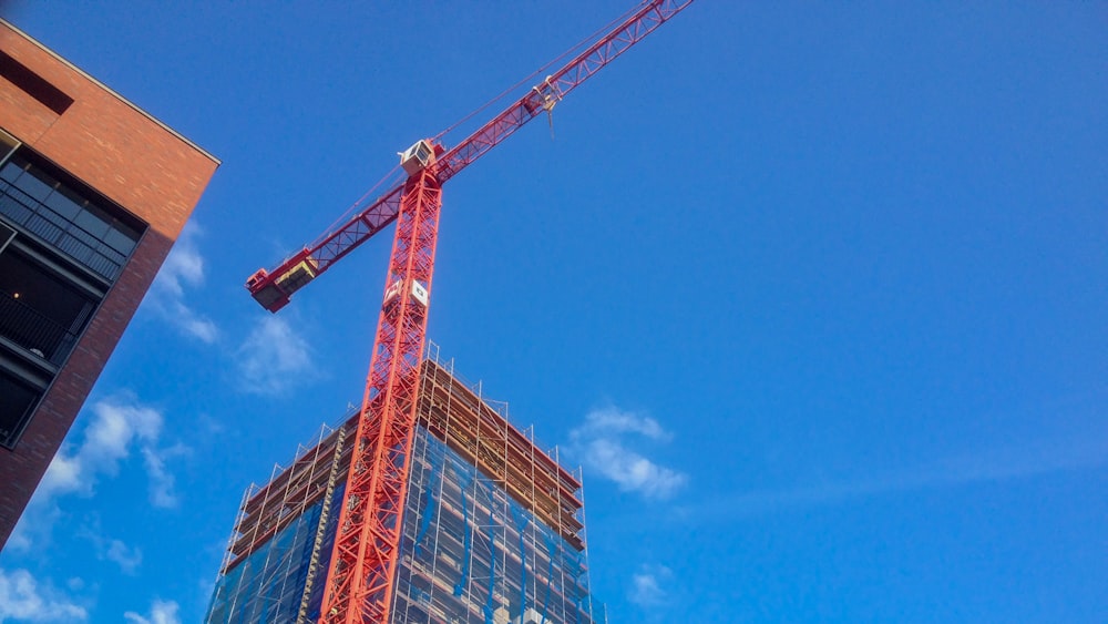 gru rossa vicino all'edificio durante il giorno