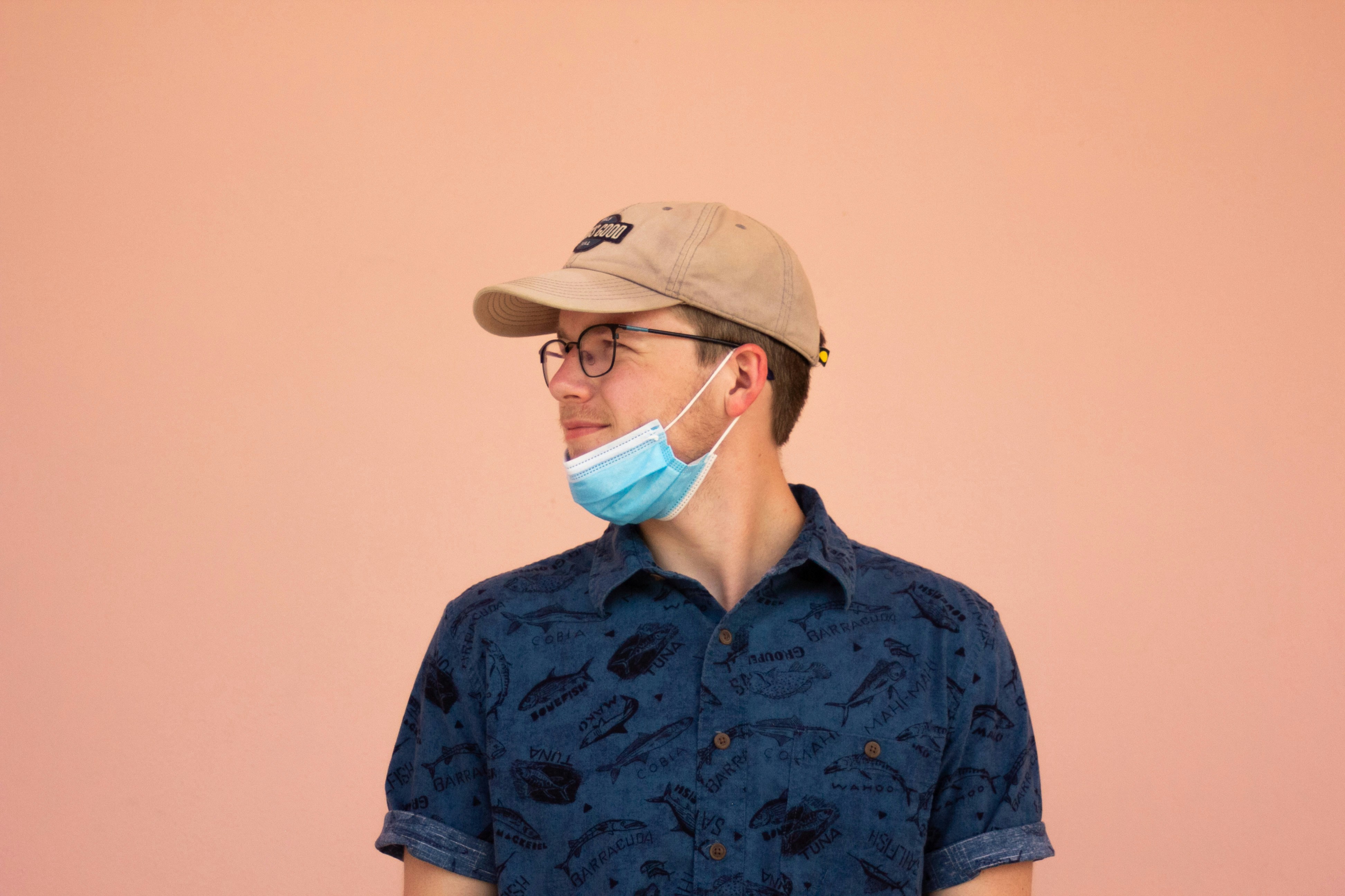 白い帽子をかぶった青と白のボタンアップシャツの男の写真 Unsplashで見つける写真撮影の無料写真