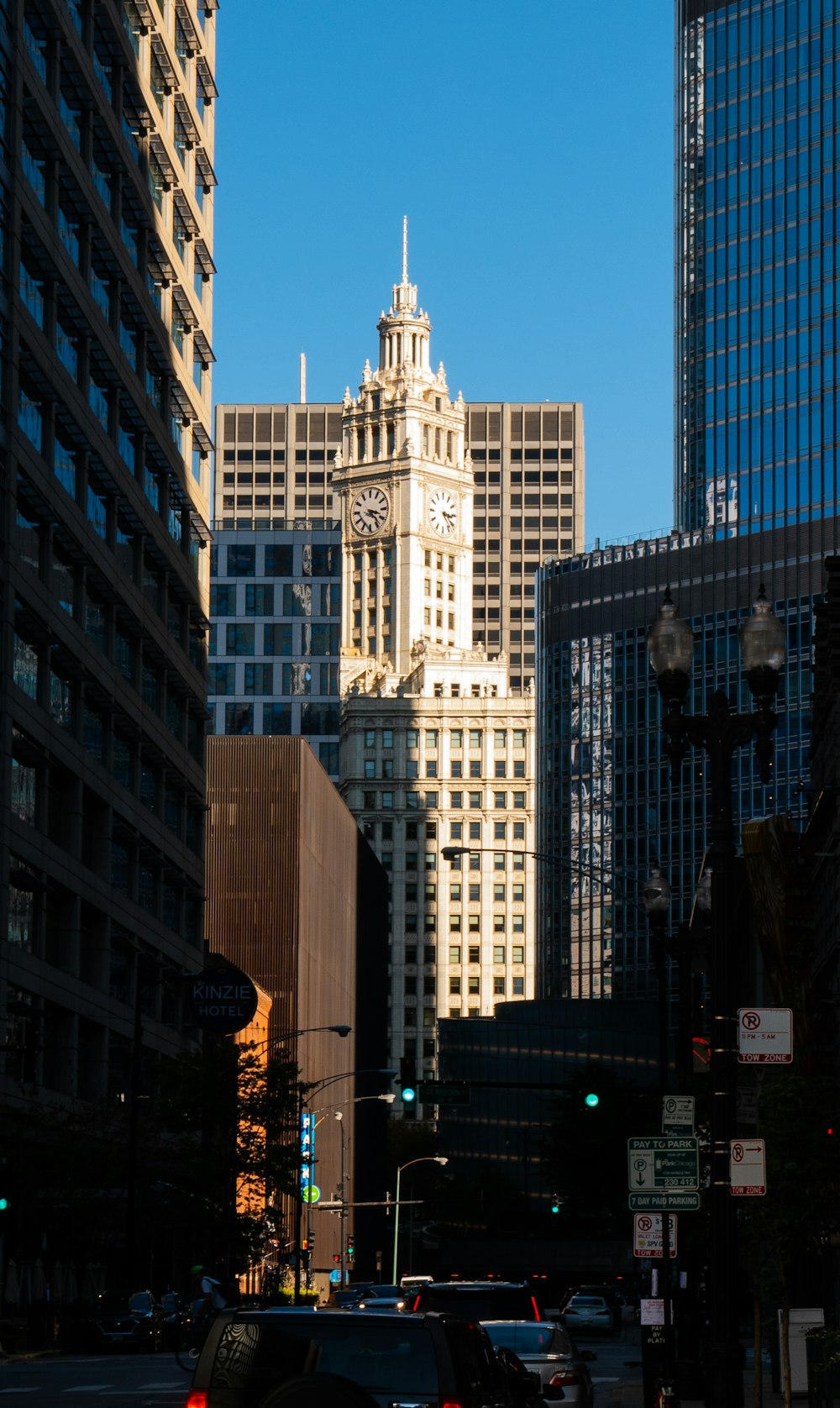 edifício de concreto branco durante o dia