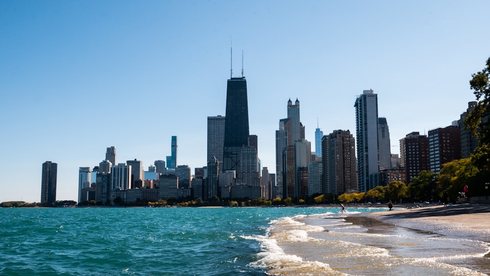 Skyline della città attraverso lo specchio d'acqua durante il giorno