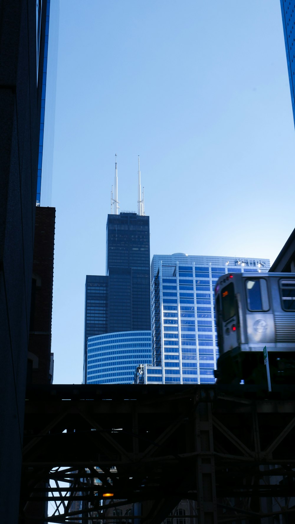 Edificios blancos y azules de la ciudad durante el día