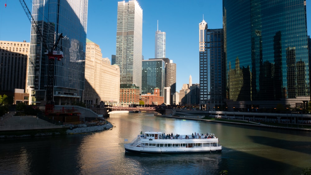 Crucero blanco en el agua cerca de los edificios de la ciudad durante el día