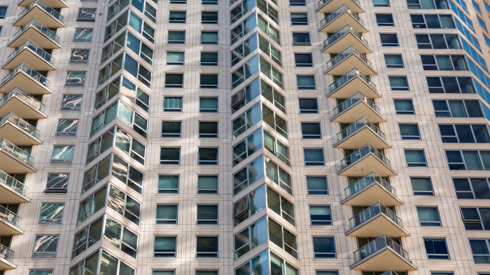 Gebäude aus weißem und braunem Beton
