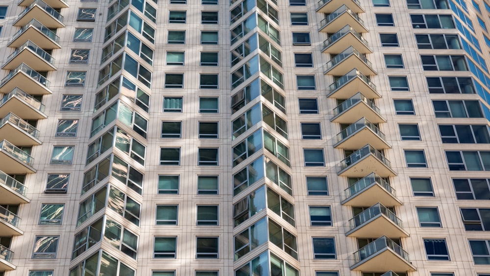 Bâtiment en béton blanc et brun