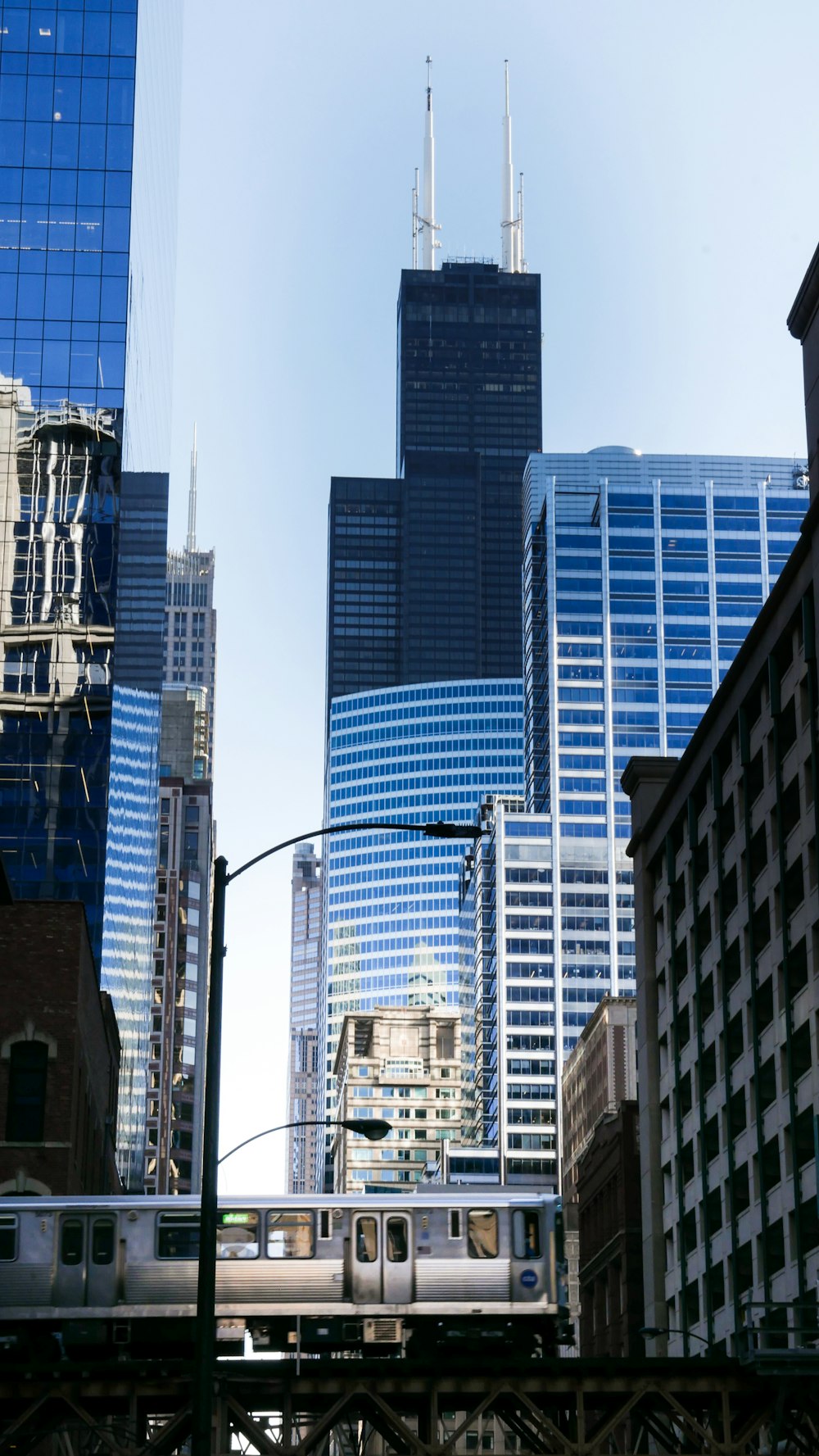 Immeubles de grande hauteur blancs et noirs pendant la journée