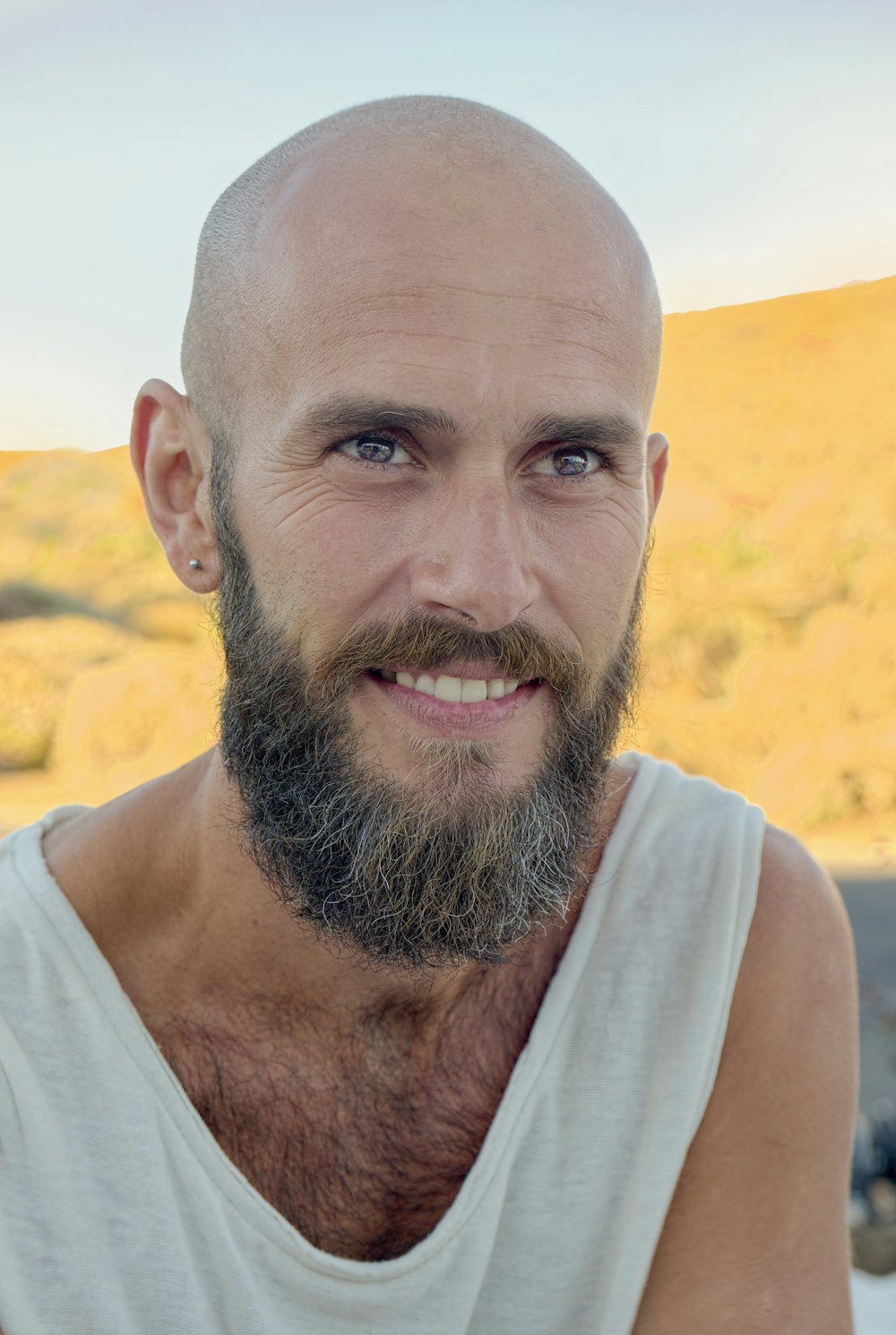 hombre con camiseta blanca sin mangas