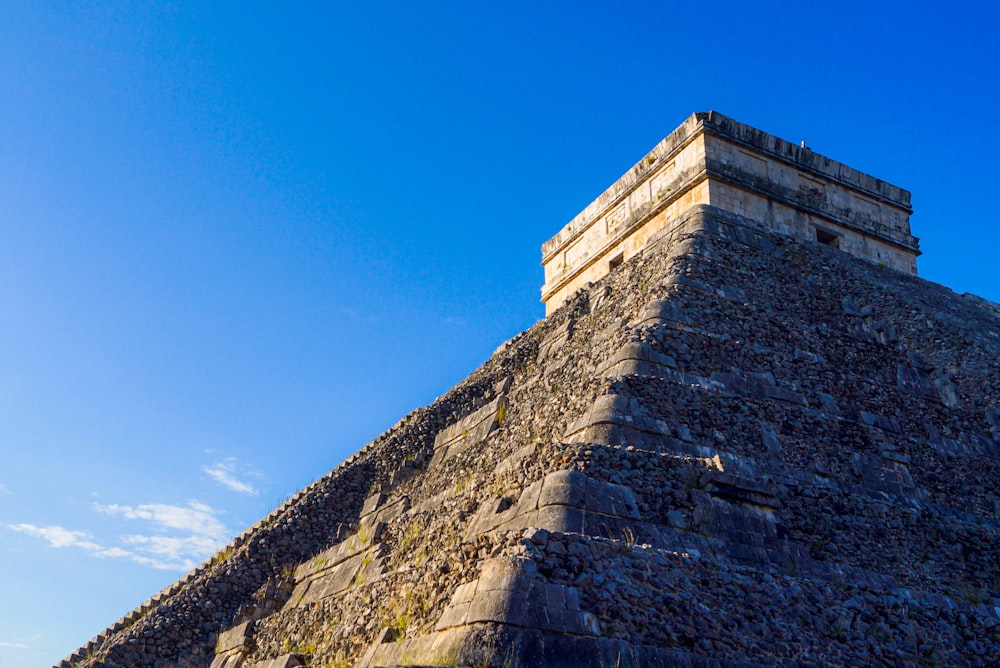 parede de concreto cinza sob o céu azul durante o dia