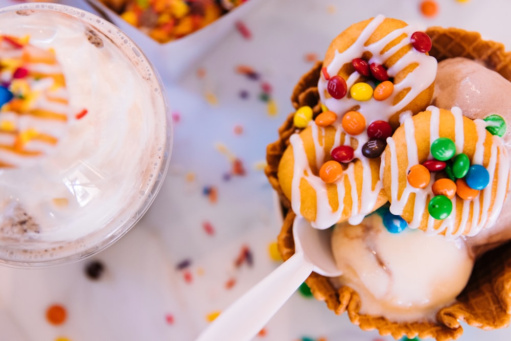 helado blanco sobre cuenco de cerámica blanca