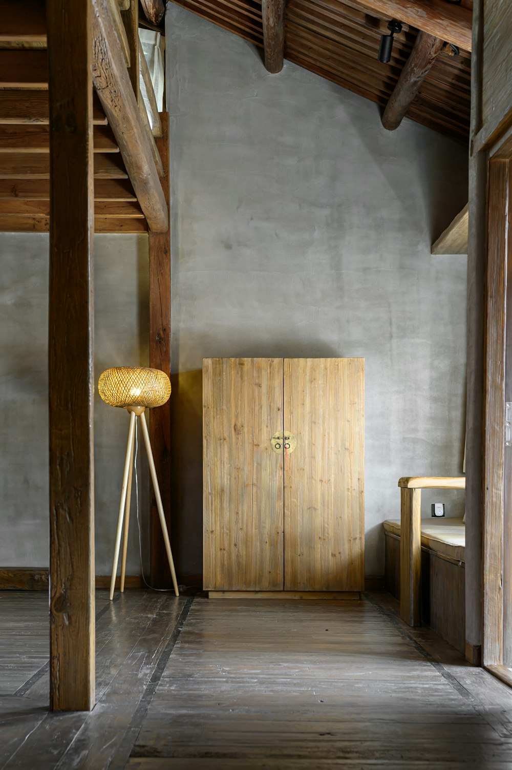 brauner Holzschrank neben weißem Holzstuhl