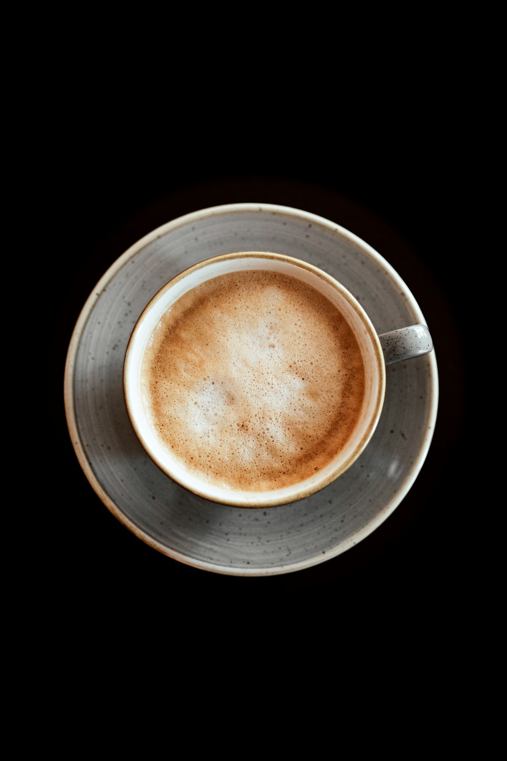 liquide brun dans une tasse en céramique blanche