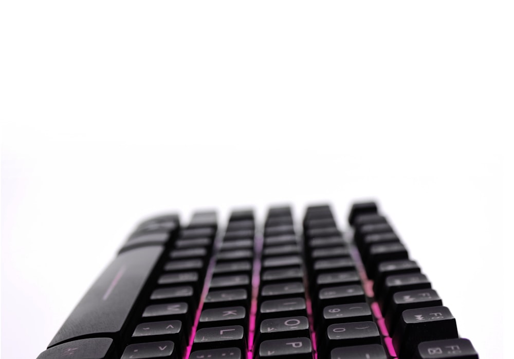 흰색 표면에 검은색 컴퓨터 키보드