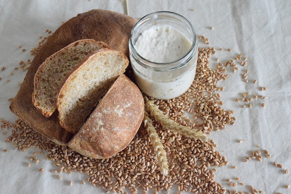 geschnittenes Brot auf braunem Holzschneidebrett