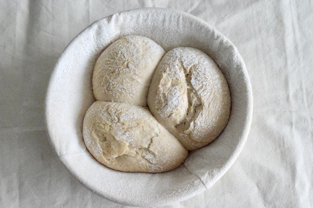pane integrale su piatto di ceramica bianca