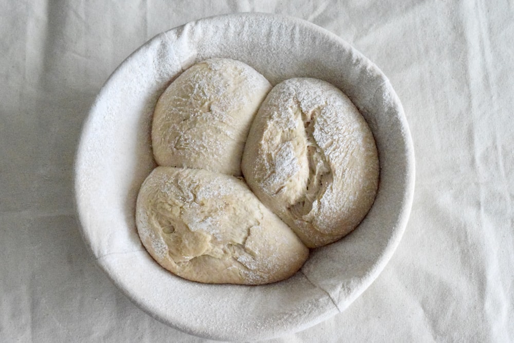 pan moreno en un plato de cerámica blanca