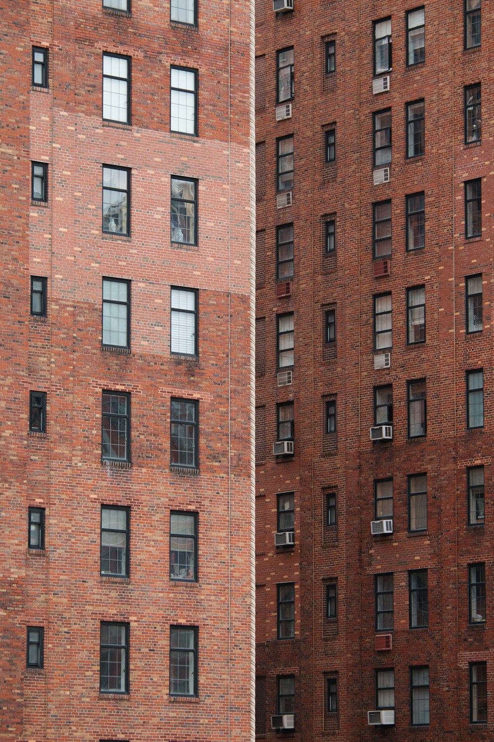 Edificio de hormigón marrón durante el día