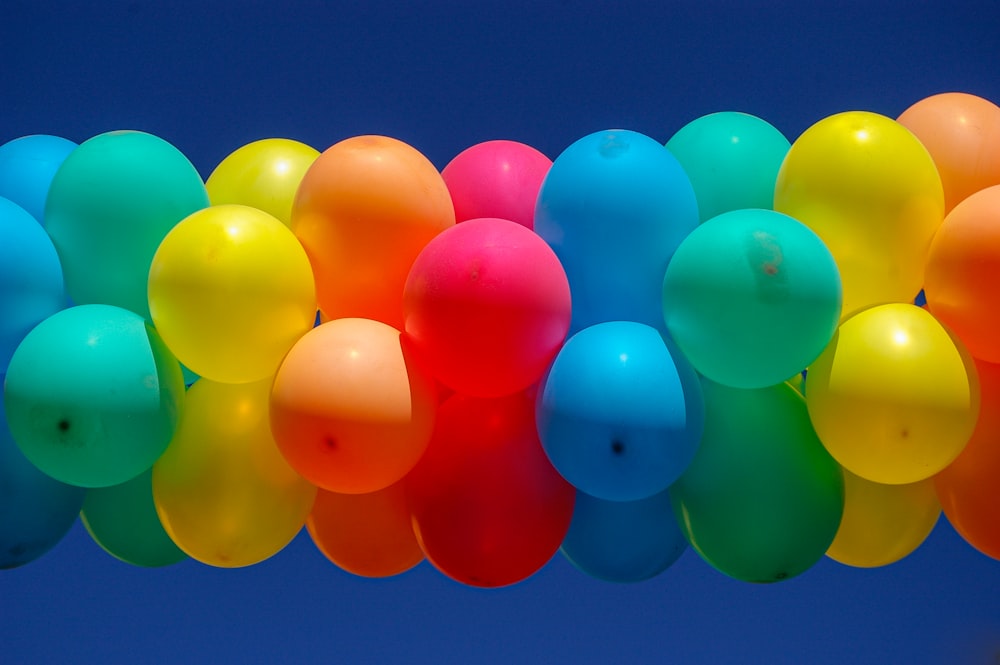 ballons bleus, roses, jaunes et verts