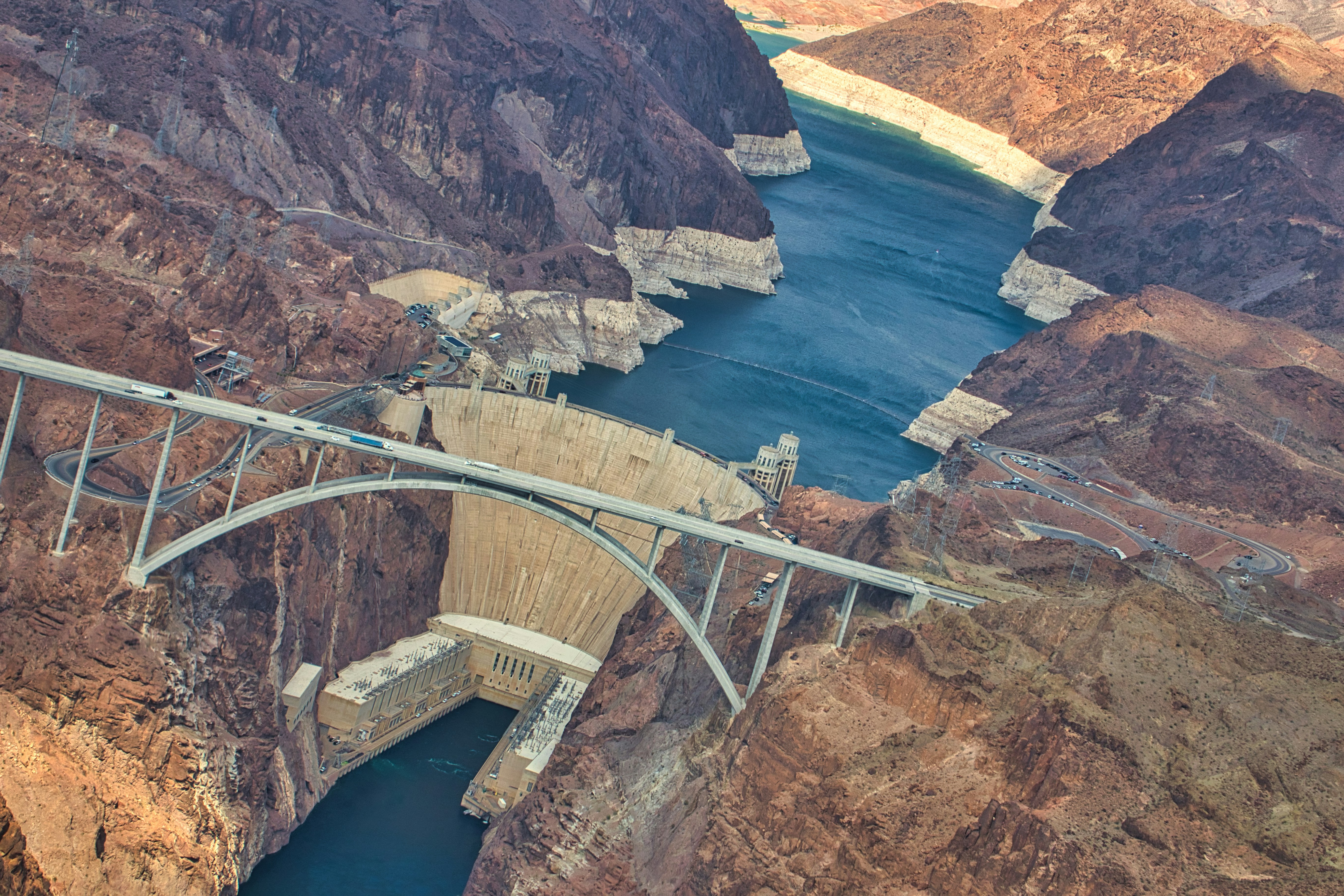 川に架かる橋の空中写真