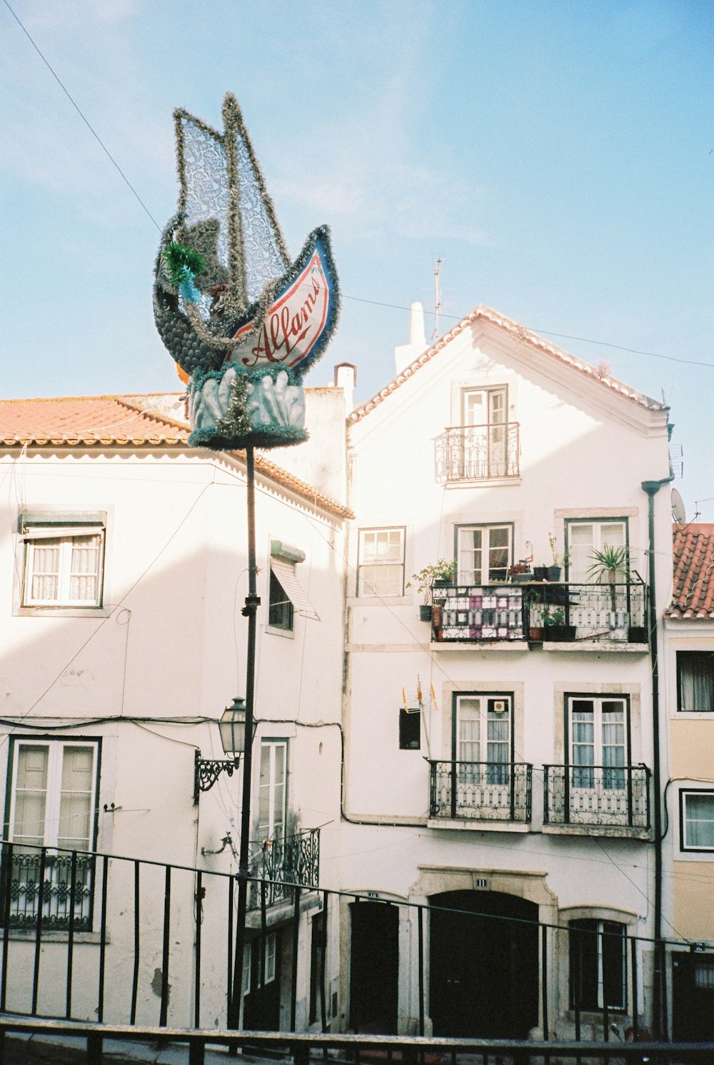 Edificio de hormigón blanco y marrón bajo el cielo azul durante el día