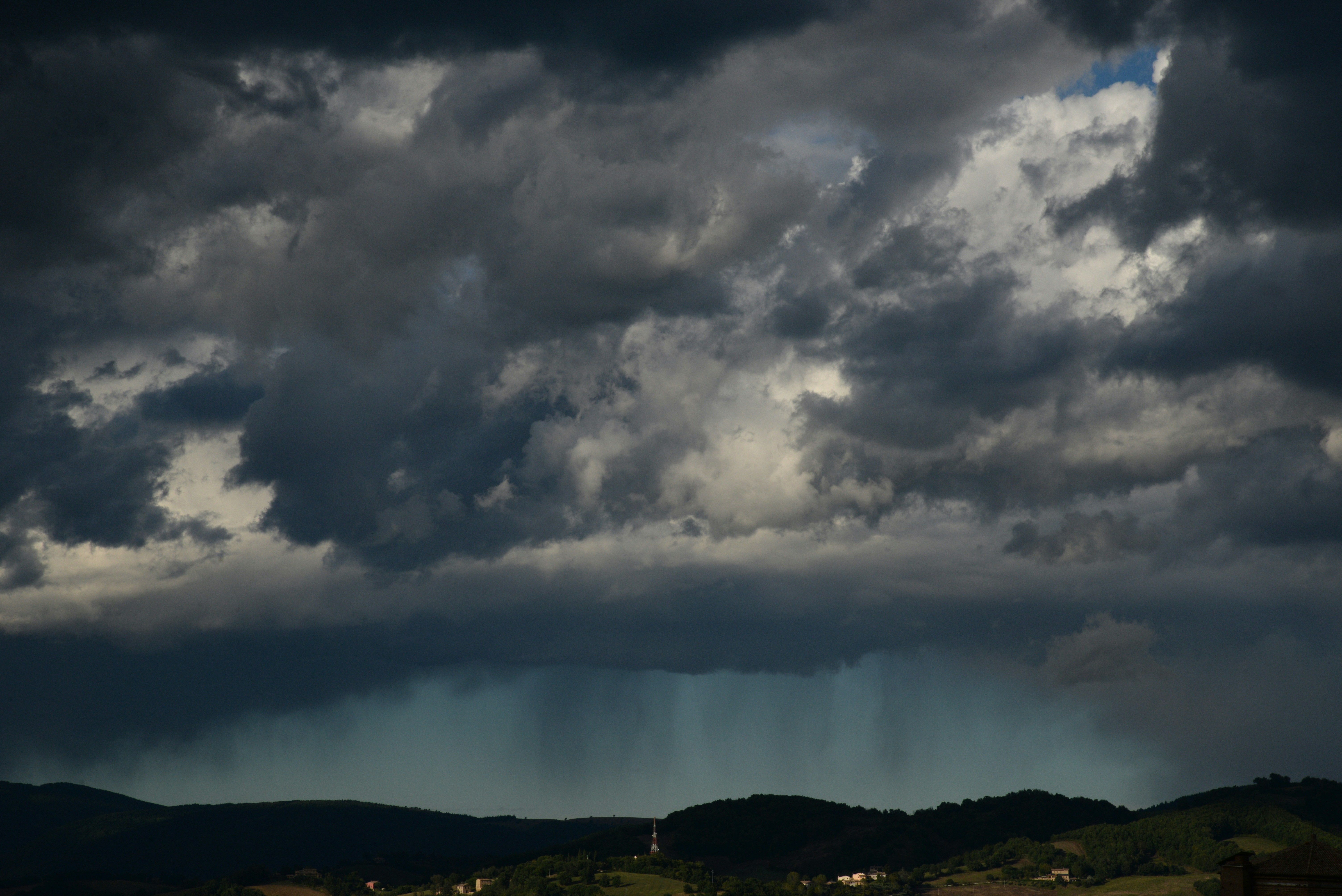 nuvens brancas sobre árvores e montanhas verdes