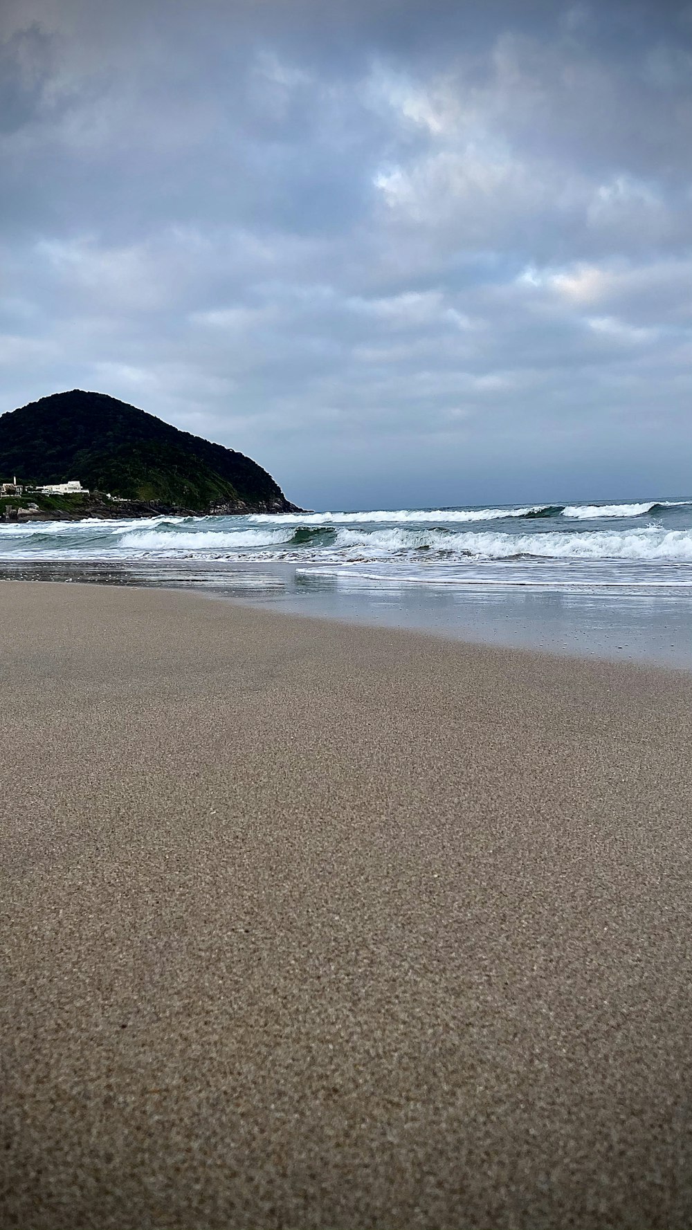 sea waves crashing on shore during daytime