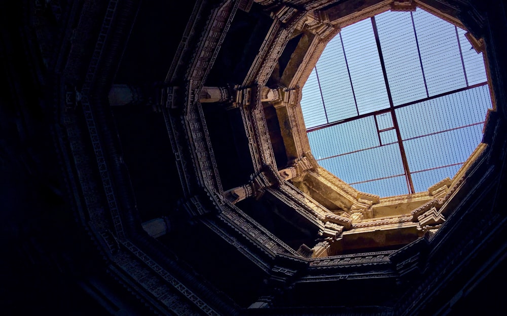 Photographie en contre-plongée d’un bâtiment en béton brun