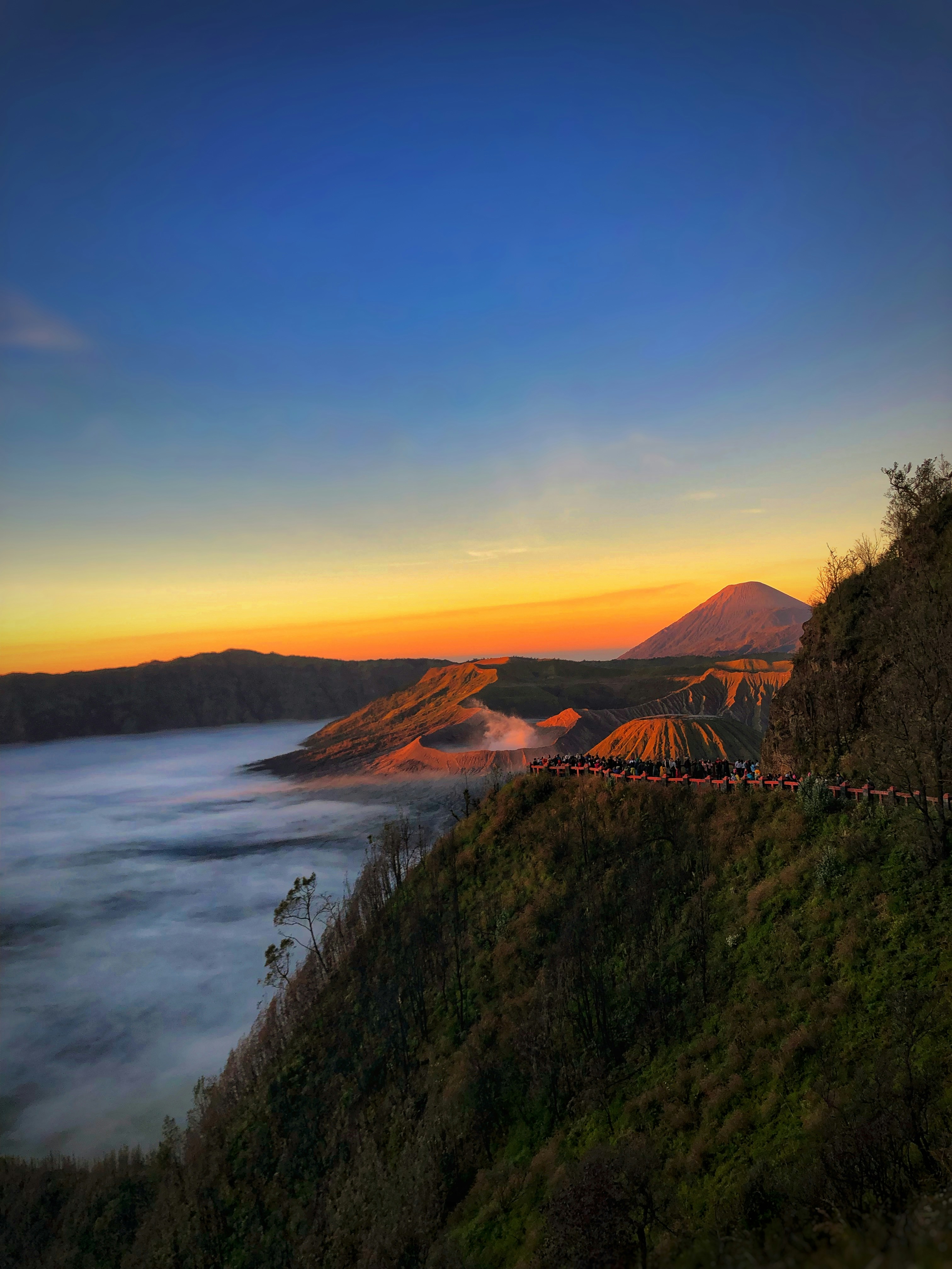 Gunung Bromo matahari terbit sunrise dari Penanjakan 1 - lautan awan dengan Gunung Semeru di latar belakang dan kaldera Tengger yang luas membentang