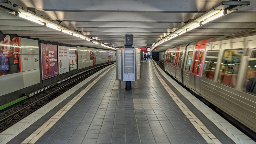 駅の白と赤の列車
