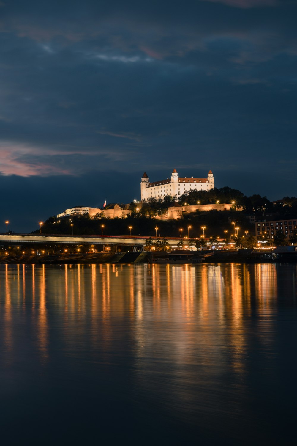 Skyline der Stadt über dem Gewässer während der Nacht