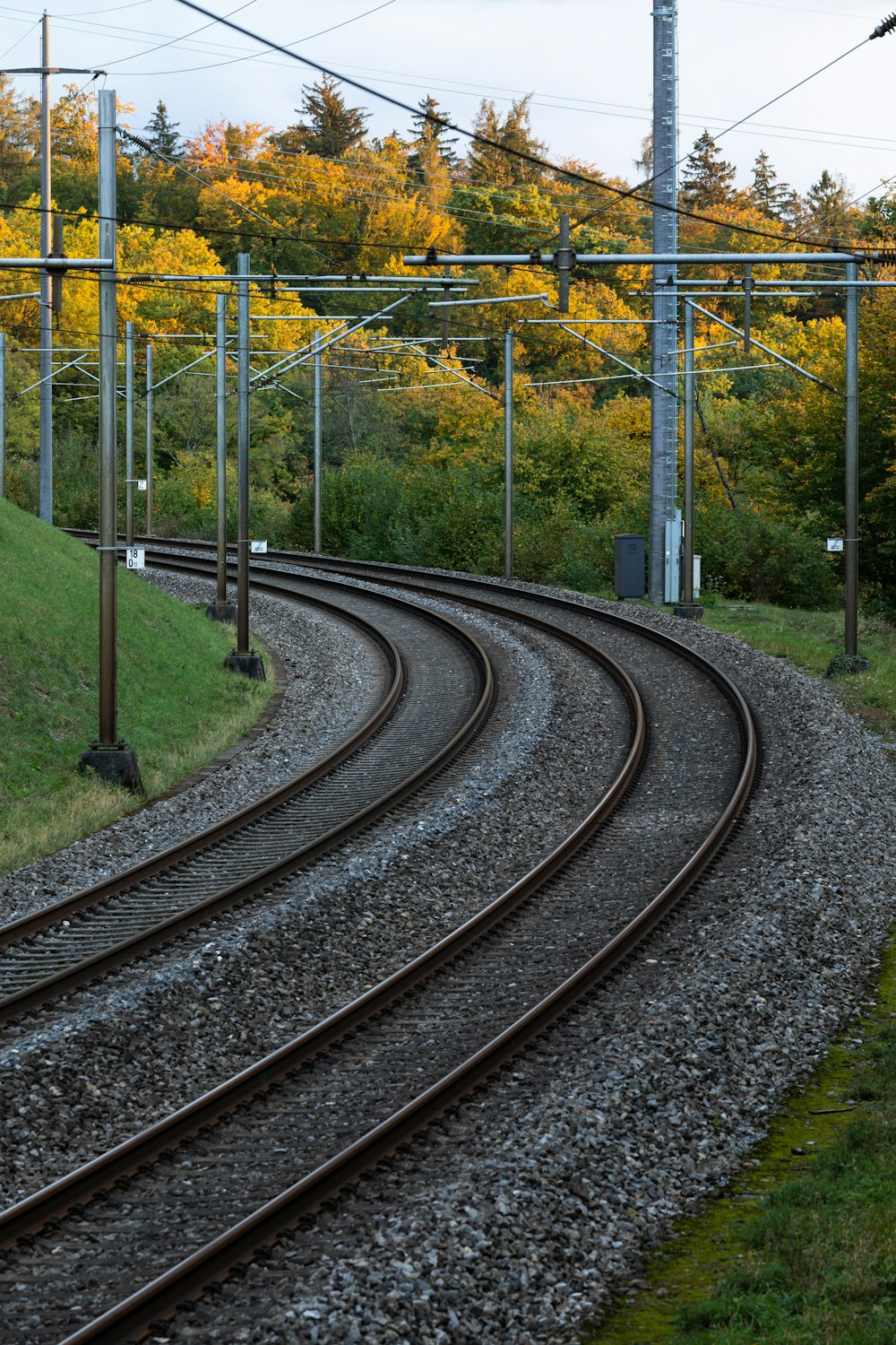 trilhos ferroviários de trem de metal marrom