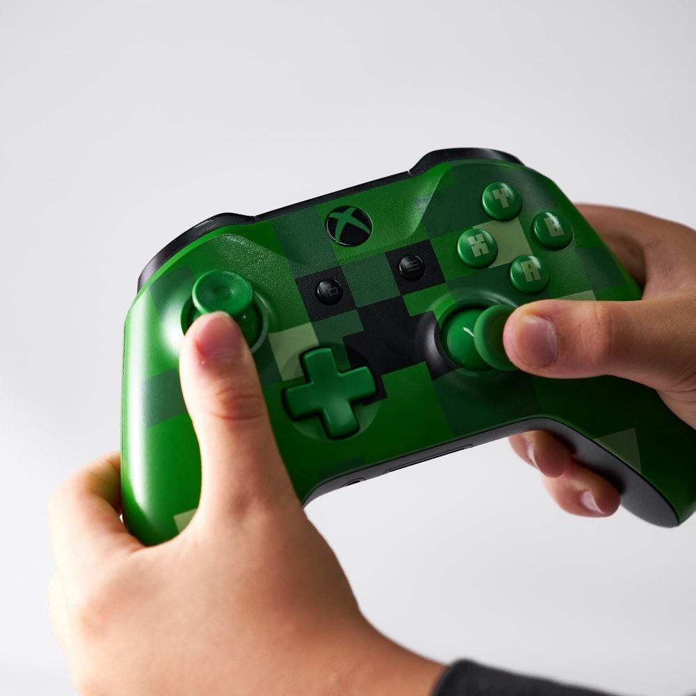 Grüne und schwarze Xbox One Gamecontroller