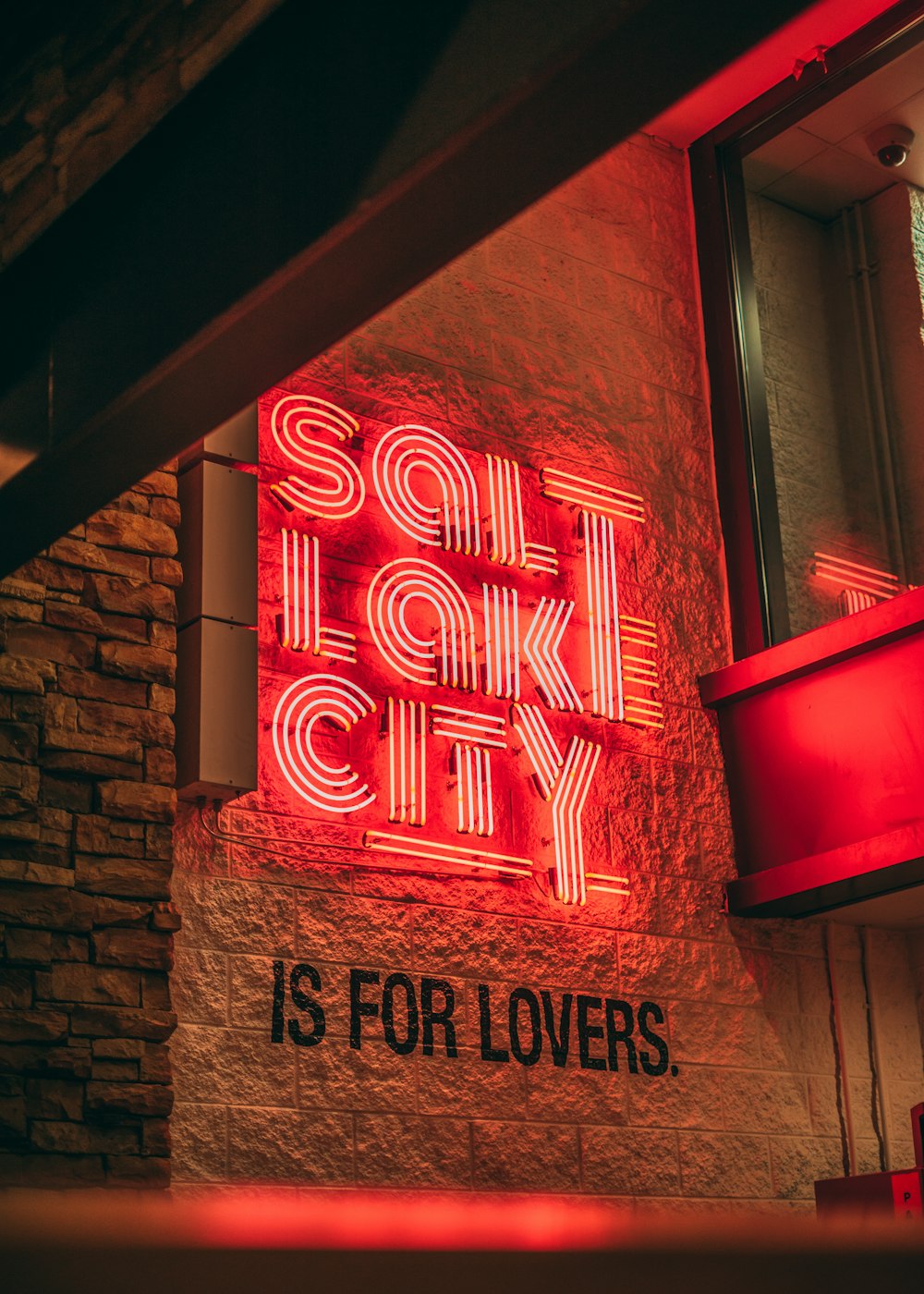 Eine Leuchtreklame, die besagt, dass Salt Lake City für Verliebte ist