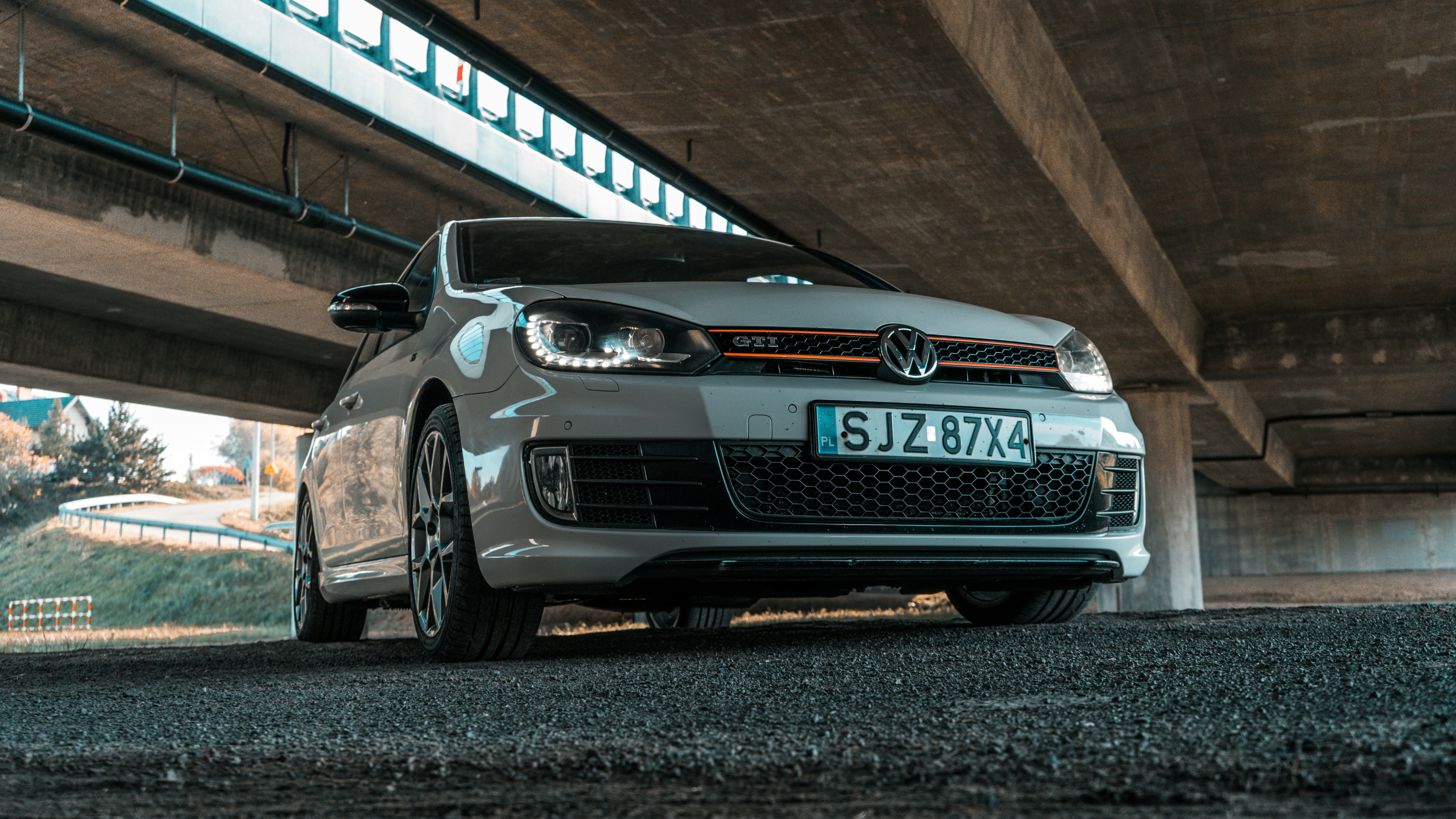 BMW M 3 coupé argenté garé sur une chaussée grise