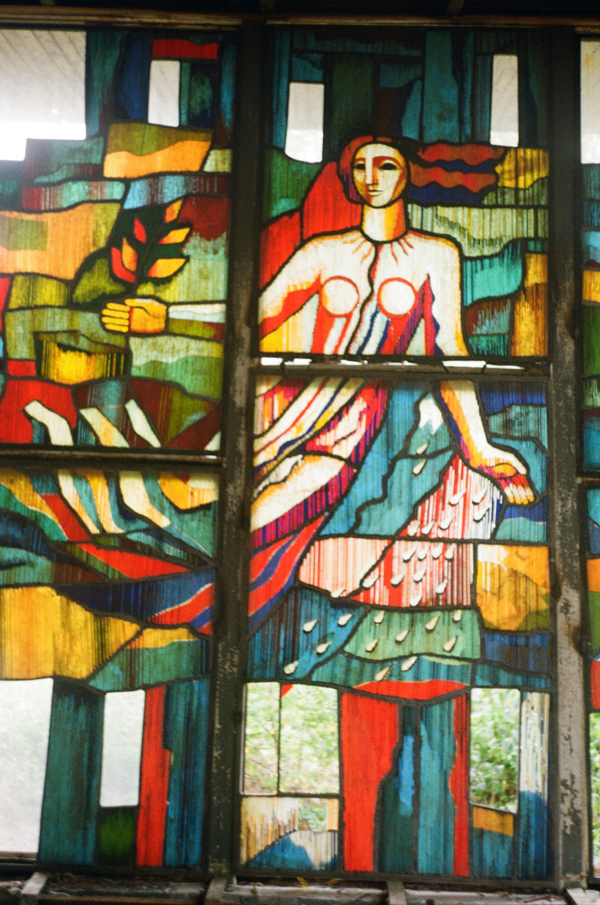 Femme en robe bleue peinture